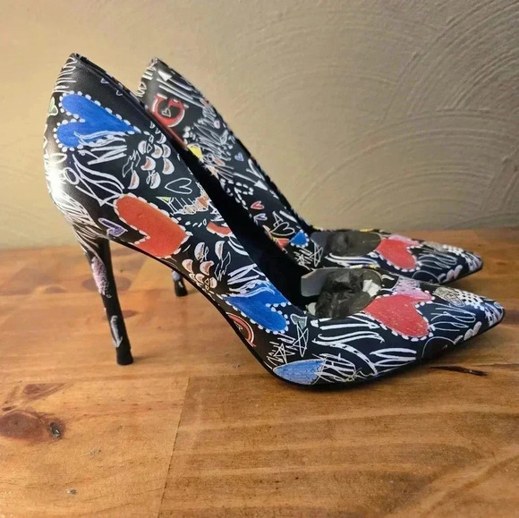 New Guess Graffiti Print Heels - Picture 1 of 4